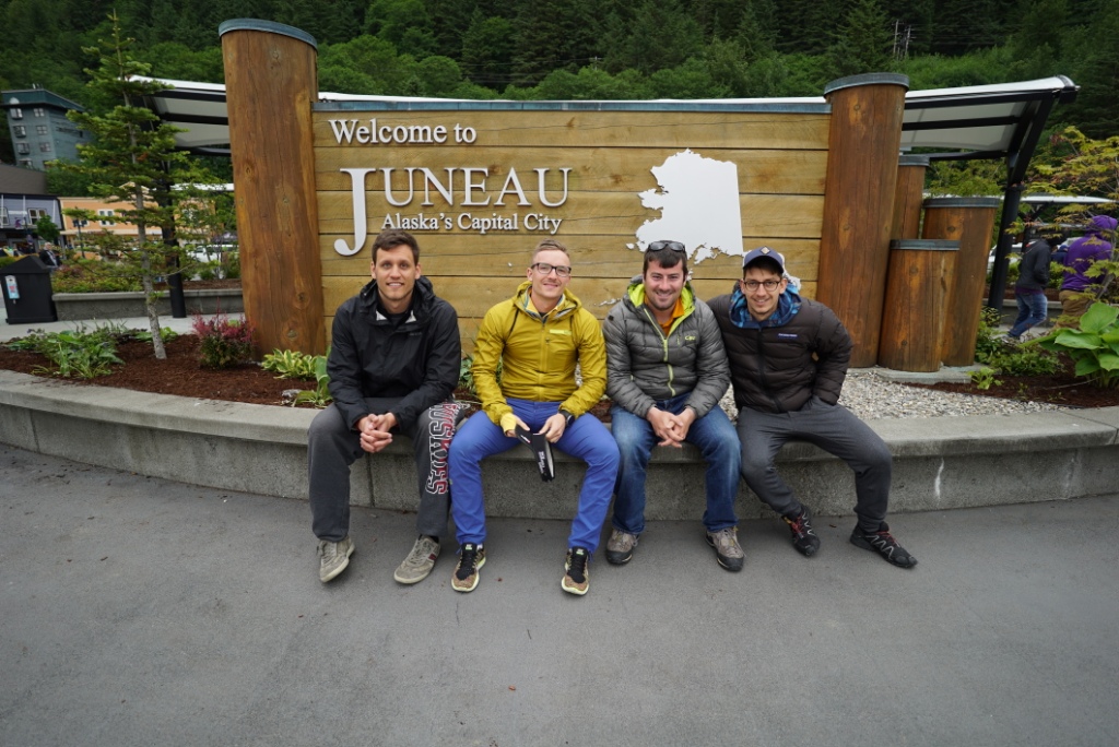 Posádka zľava – Marek (slovenský američan z Bostonu: role COOKER), Patrik (slovenský bratislavský východniar: role ASISTANT OF CAPTAIN), Rob (čistokrvný amík (milovník burgerov) zo Seattlu: role CAPTAIN), Martin (slovenský američan z Austinu: role NATGEO&nbsp;guy)