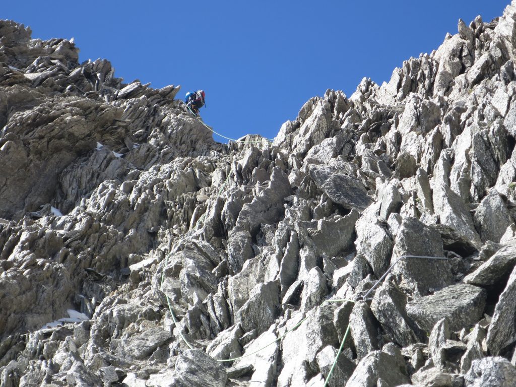 Vertikálne suťovisko pod bivakom Fourche. Normálne sa tu lyžuje.