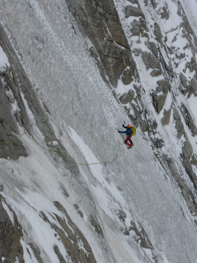 Vargi v&nbsp;70° ľade v&nbsp;hornej časti piliera