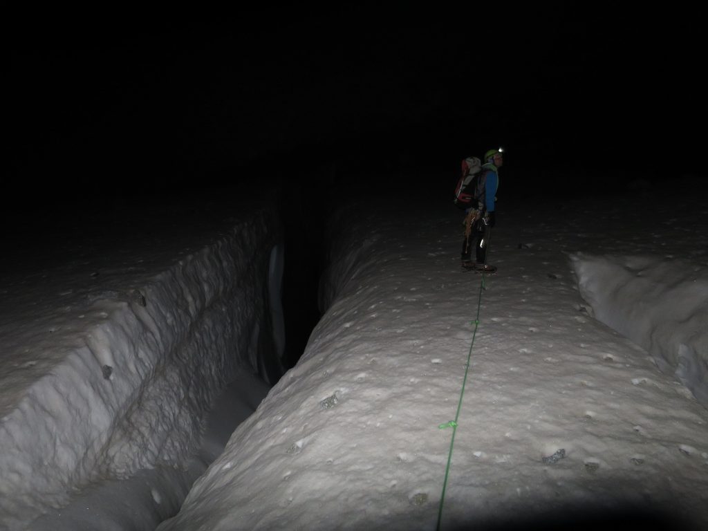Nástup po ľadovci Bredna ponad bezodné trhliny