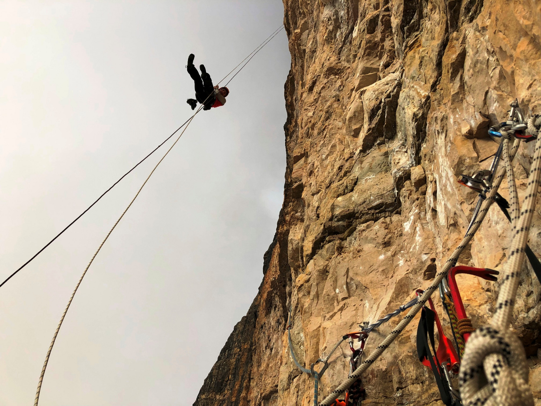 Je to riadne previsnuté