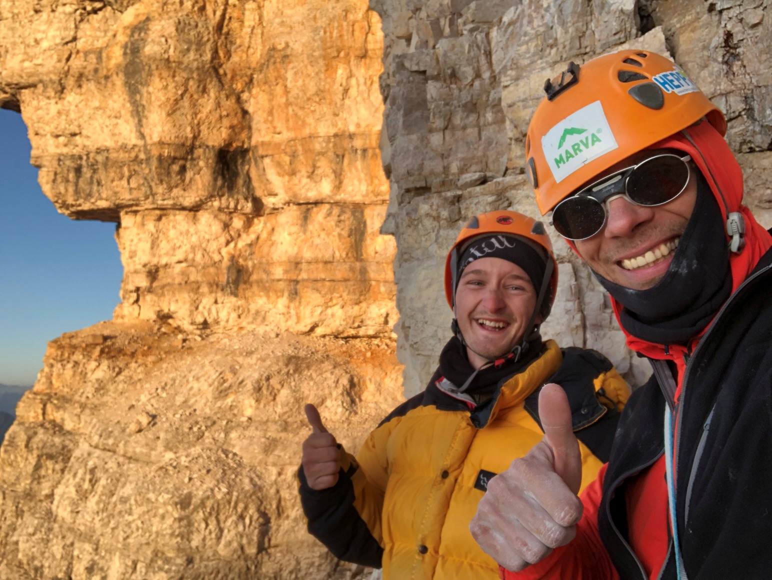 Hurá&nbsp;„vrchol“! veľká polica pod vrcholom. Odtiaľ pešo hore.