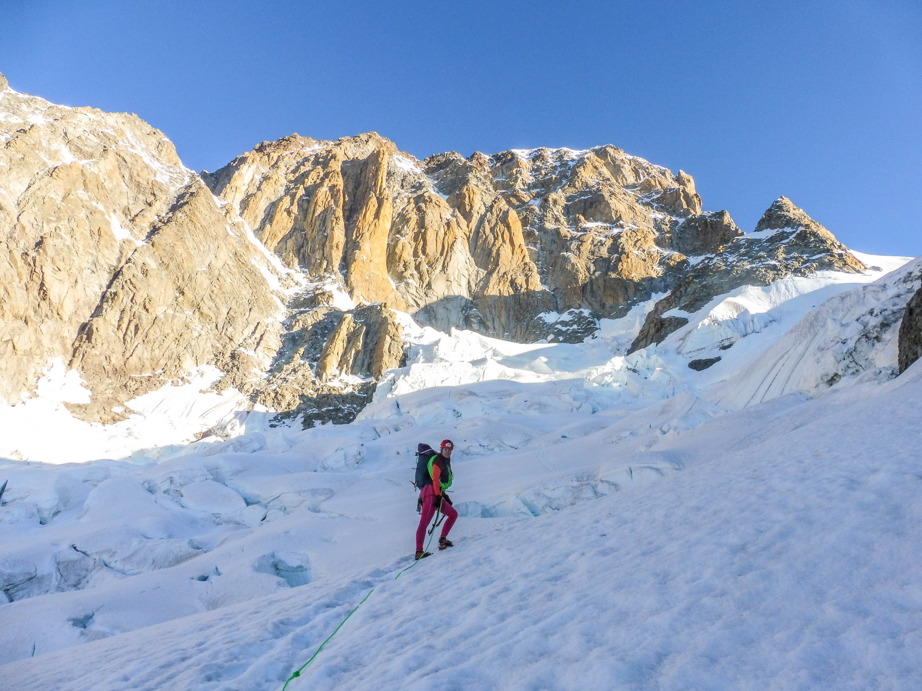 Fuči na ľadovci Brouillard a v pozadí náš cieľ Pilier Rouge du Brouillard a Brouillardský hrebeň