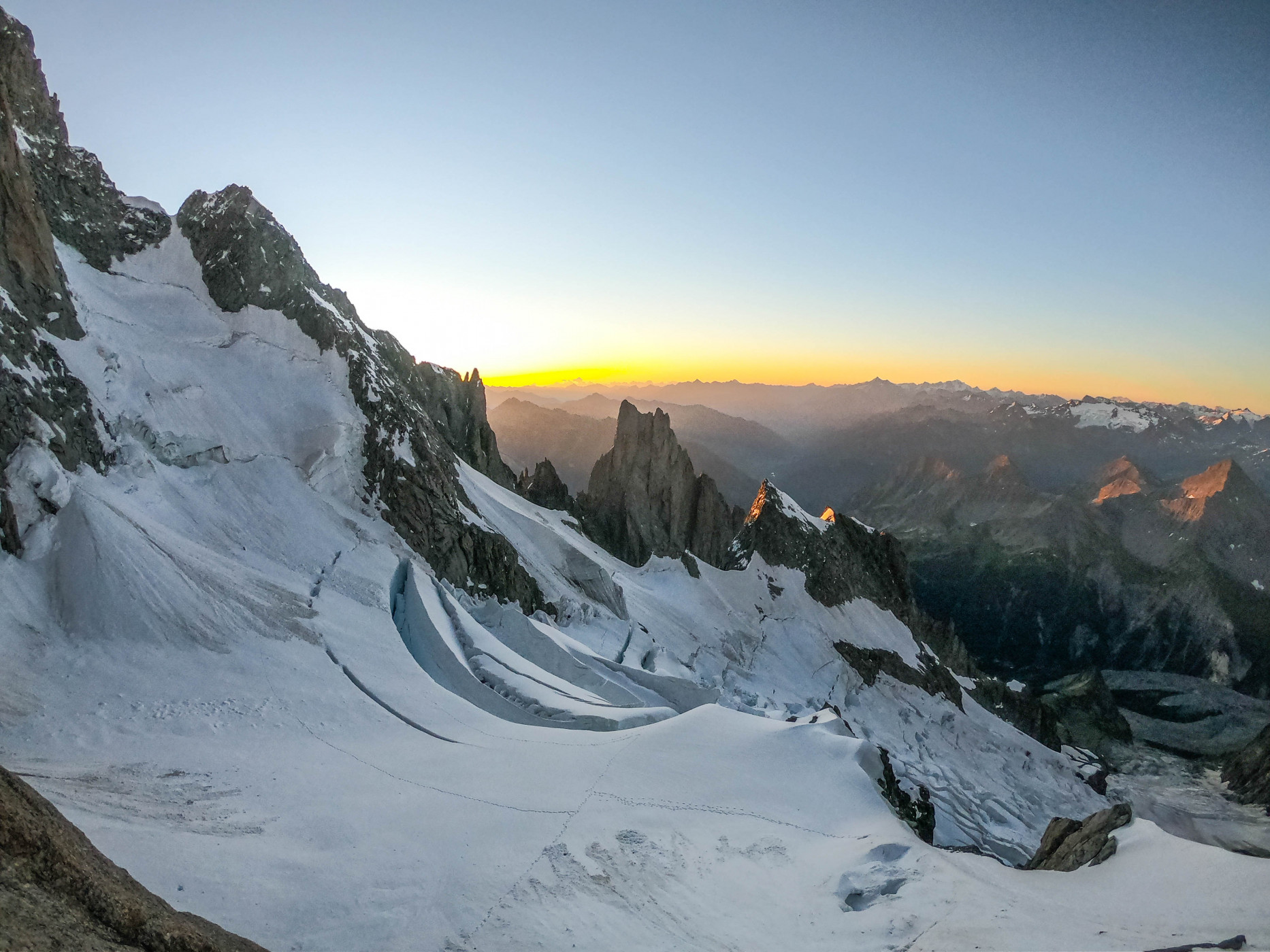 Východ slnka na nástupe cesty