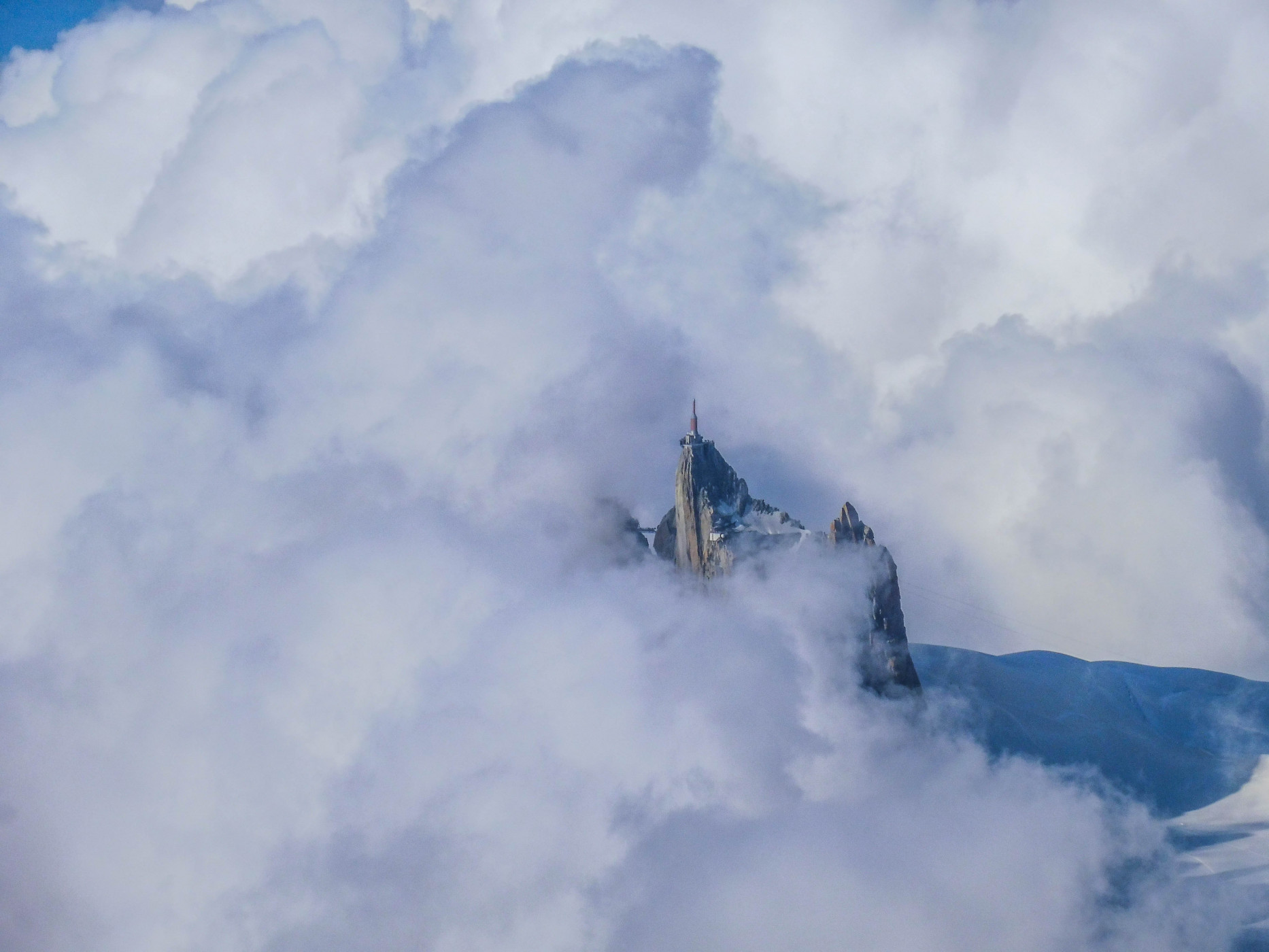 V pozadí Aiguille du Midi