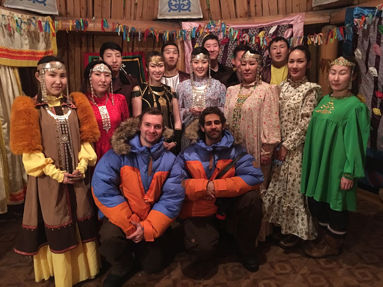 Fotografia s dedičanmi z dedinky Oymyakon (po vykonaní ich šamanských rituálov)